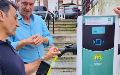 Entregamos en Suances el punto de recarga municipal de vehículos eléctricos en la Plaza de Viares