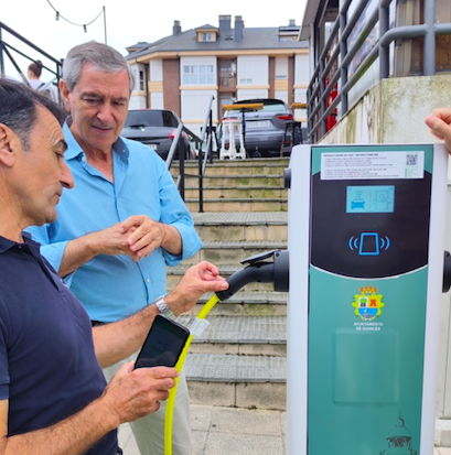 Entregamos en Suances el punto de recarga municipal de vehículos eléctricos en la Plaza de Viares